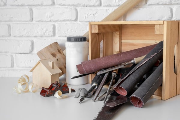 1. Depozitare unelte gradina - importanta organizarii corecte - unelte, cutie de lemn