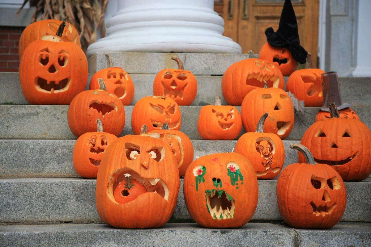 1. Elemente de decor esentiale pentru o petrecere de Halloween reusita dovleci sculptati in diferite forme asezati pe treptele unei case