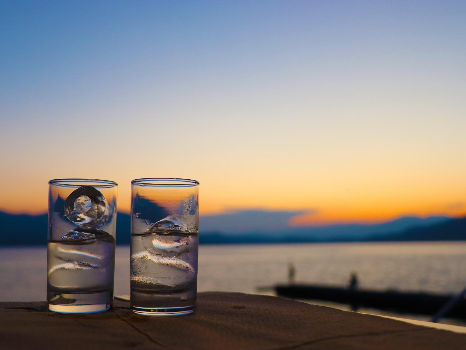 1. Ouzo - doua pahare de ouzo, apus