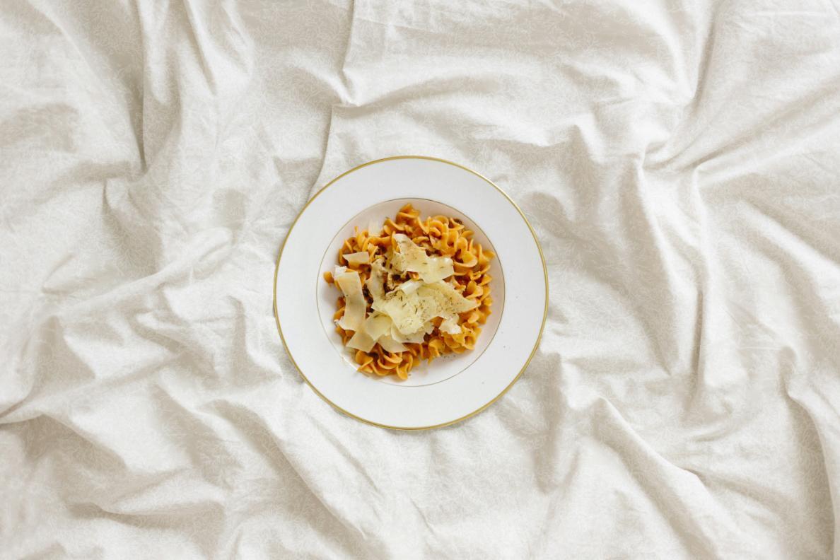 1. Self catering - paste, farfurie, lenjerie de pat