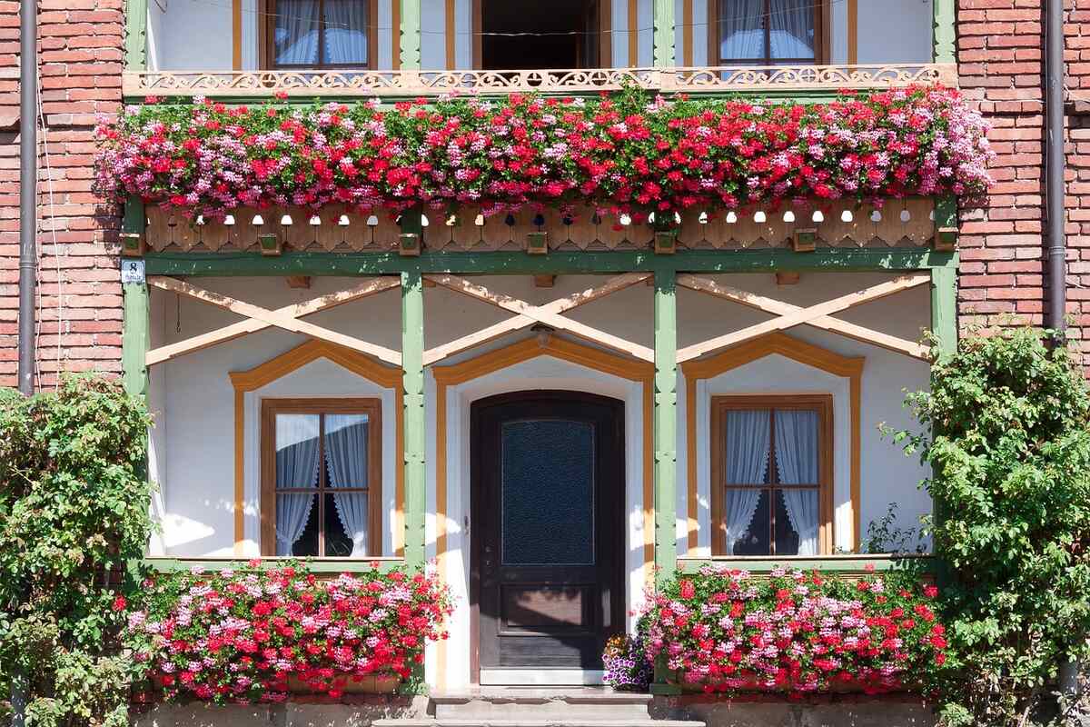 2 amenajare balcon - casa cu balcoane amenajate cu flori