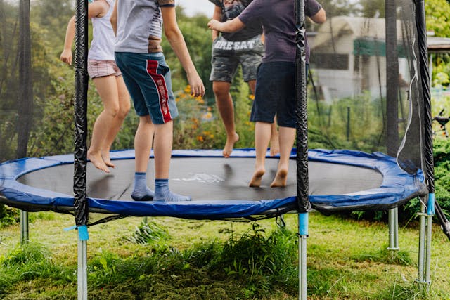 2. Amenajarea locului de joaca pentru copii in curte - cum imparti cat mai bine spatiul, pentru o optimizare corecta- copii in trambulina-min