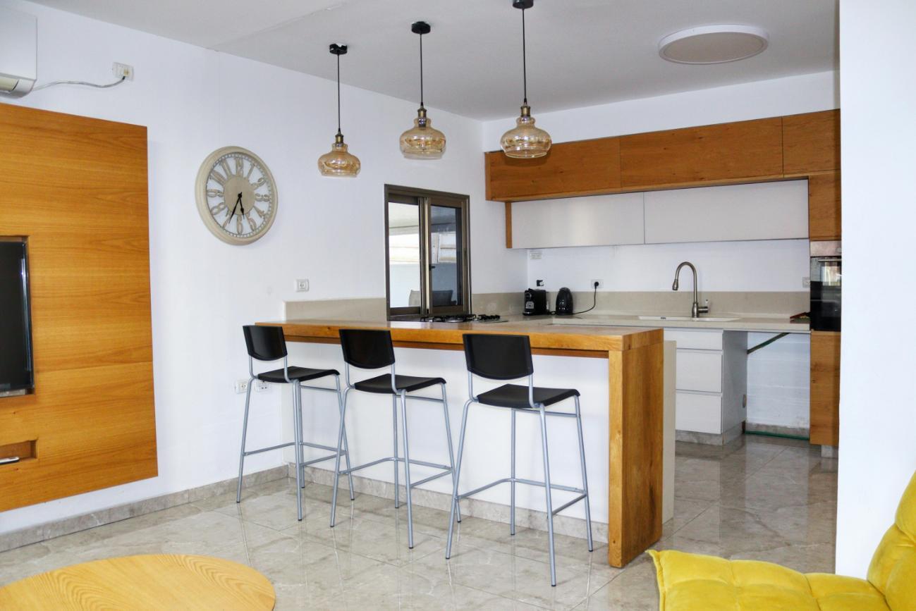 2. Bucatarii open space - bucatarie, bar, scaune de bar negre