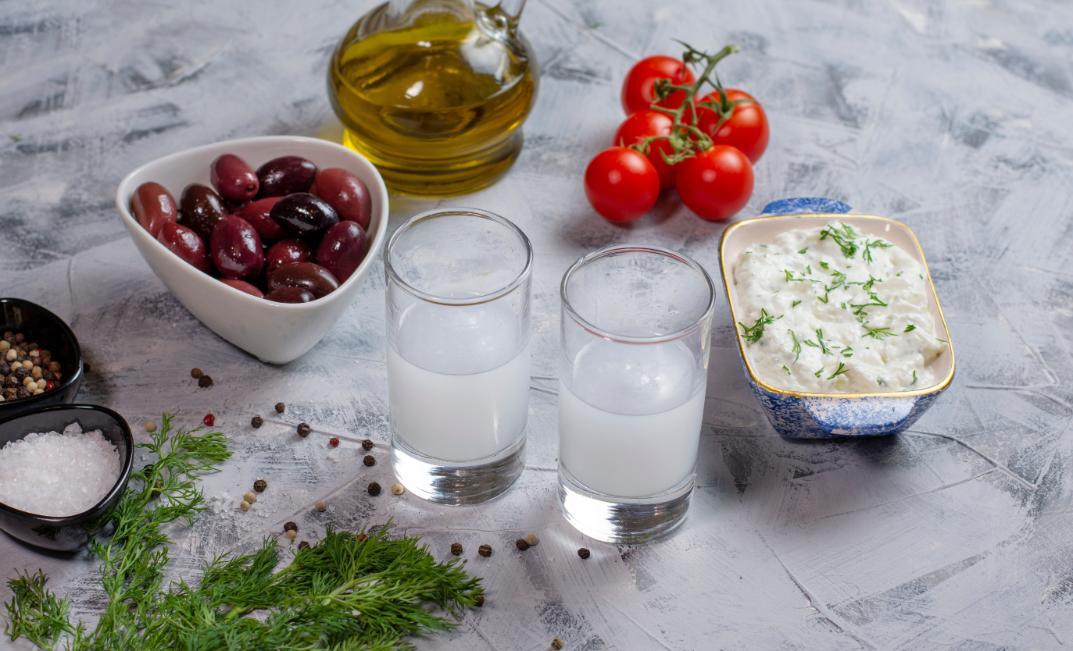 2. Cu ce se bea ouzo - ouzo, mancare