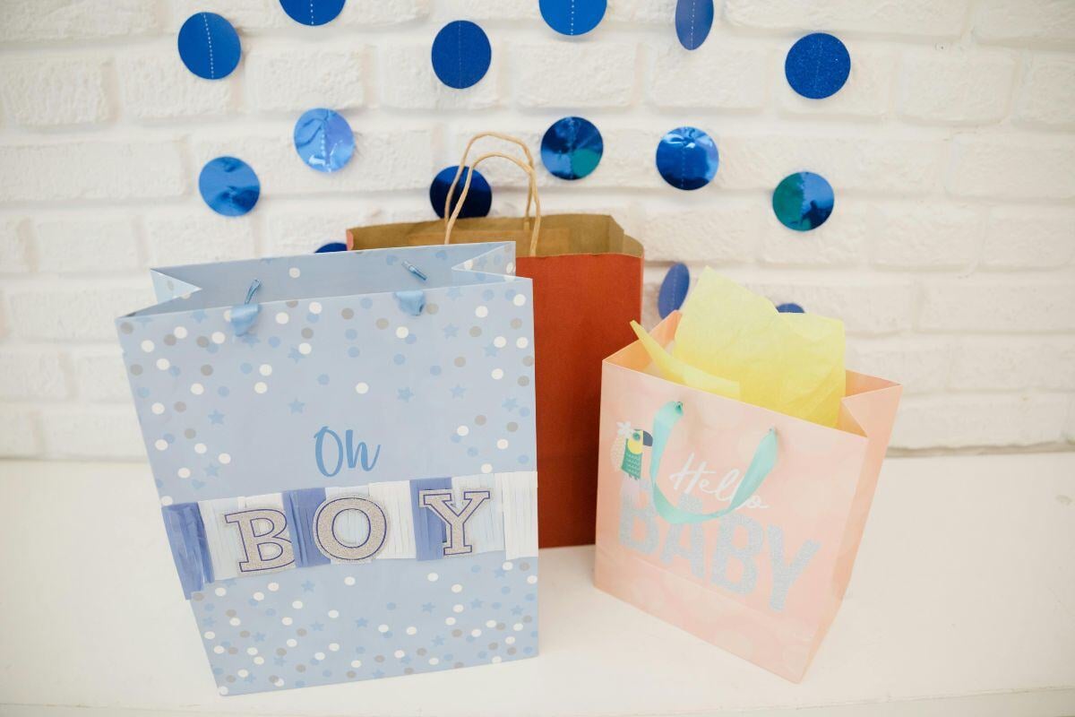 2. Gender reveal idei - plase de cadouri pentru petrecerea de gender reveal, fata sau baiat