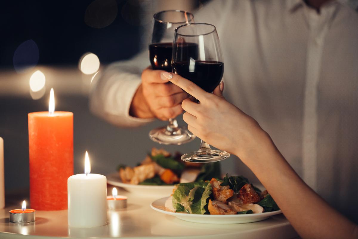 2. Idei de cina romantica acasa_cum poti amenaja spatiul ales si ce trebuie sa includa meniul_pahare, vin, lumanari, mancare 1