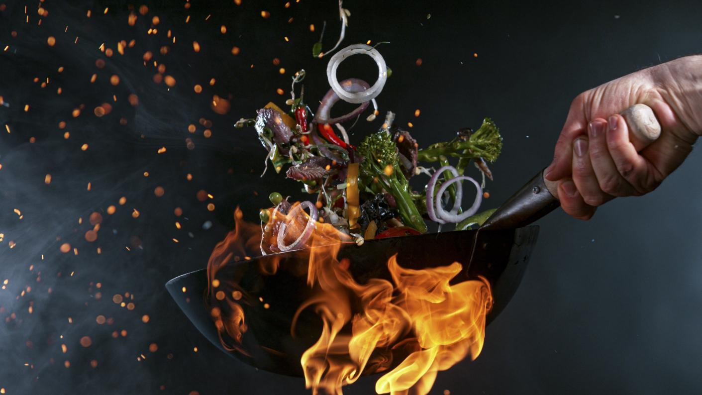 2. Tigaie wok - mancare, mana, tigaie wok
