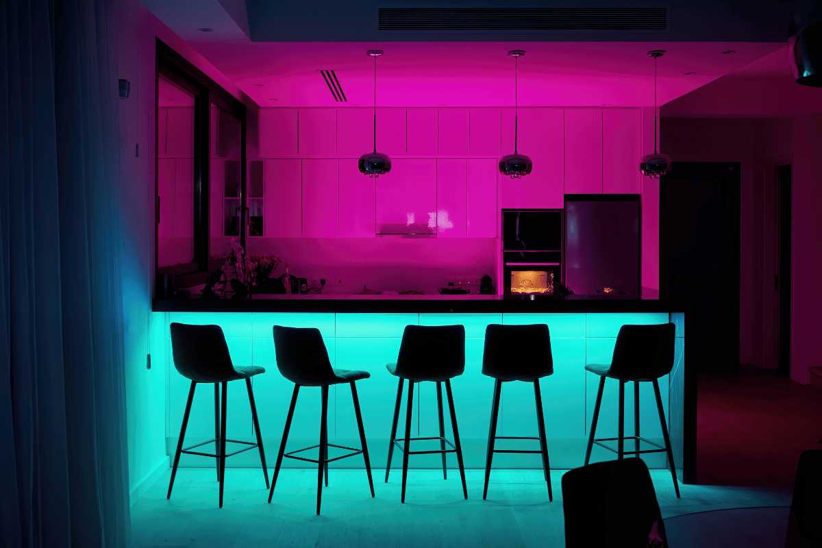 2. amenajare bar acasa - Bar iluminat LED