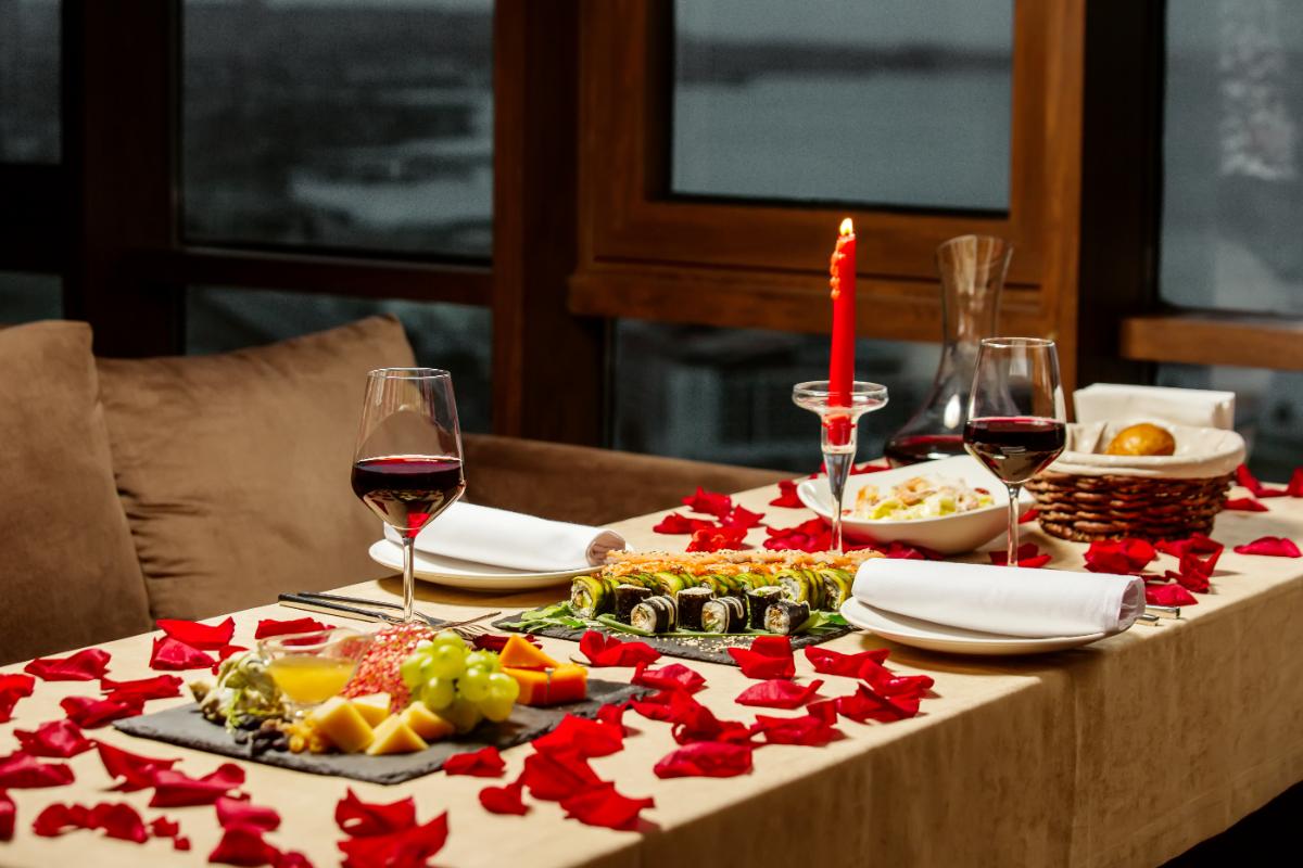2.1. Cina romantica acasa pentru el_cuplu, masa, llumanare rosie, petale de trandafir 2