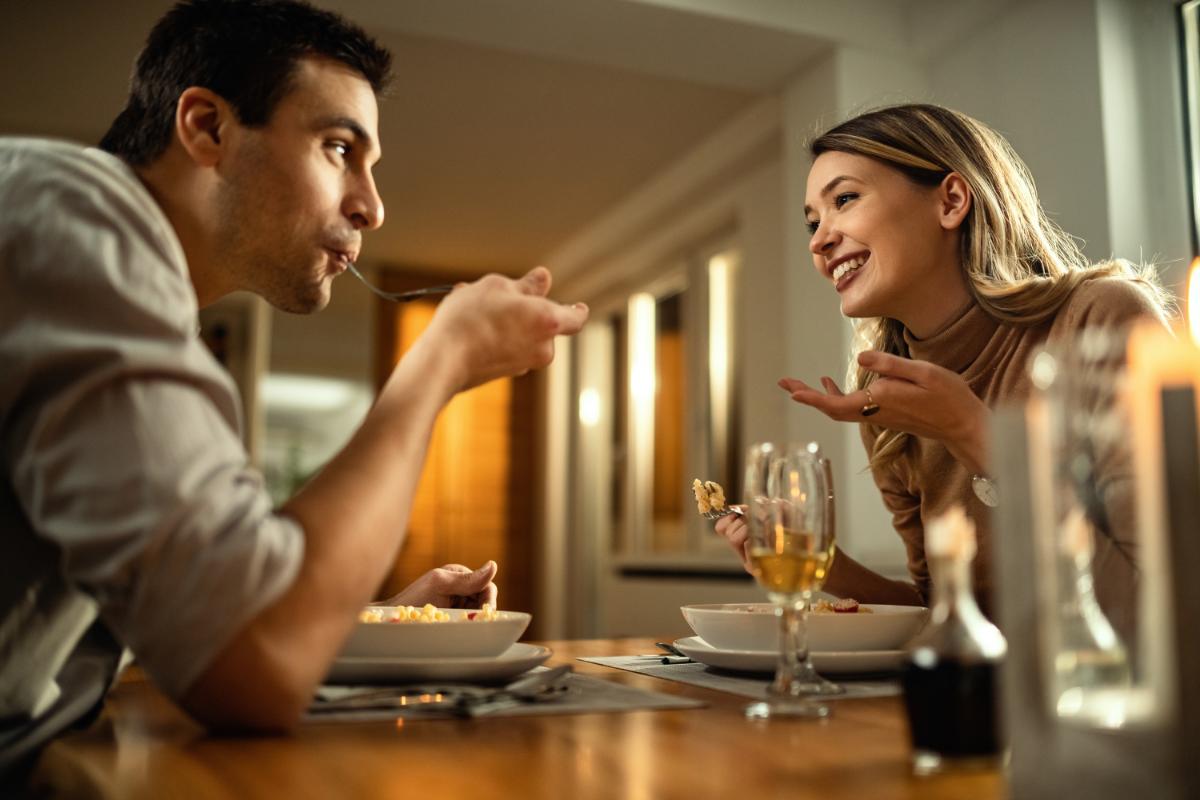 2.1. Cina romantica acasa pentru el_cuplu, masa, vin alb 1