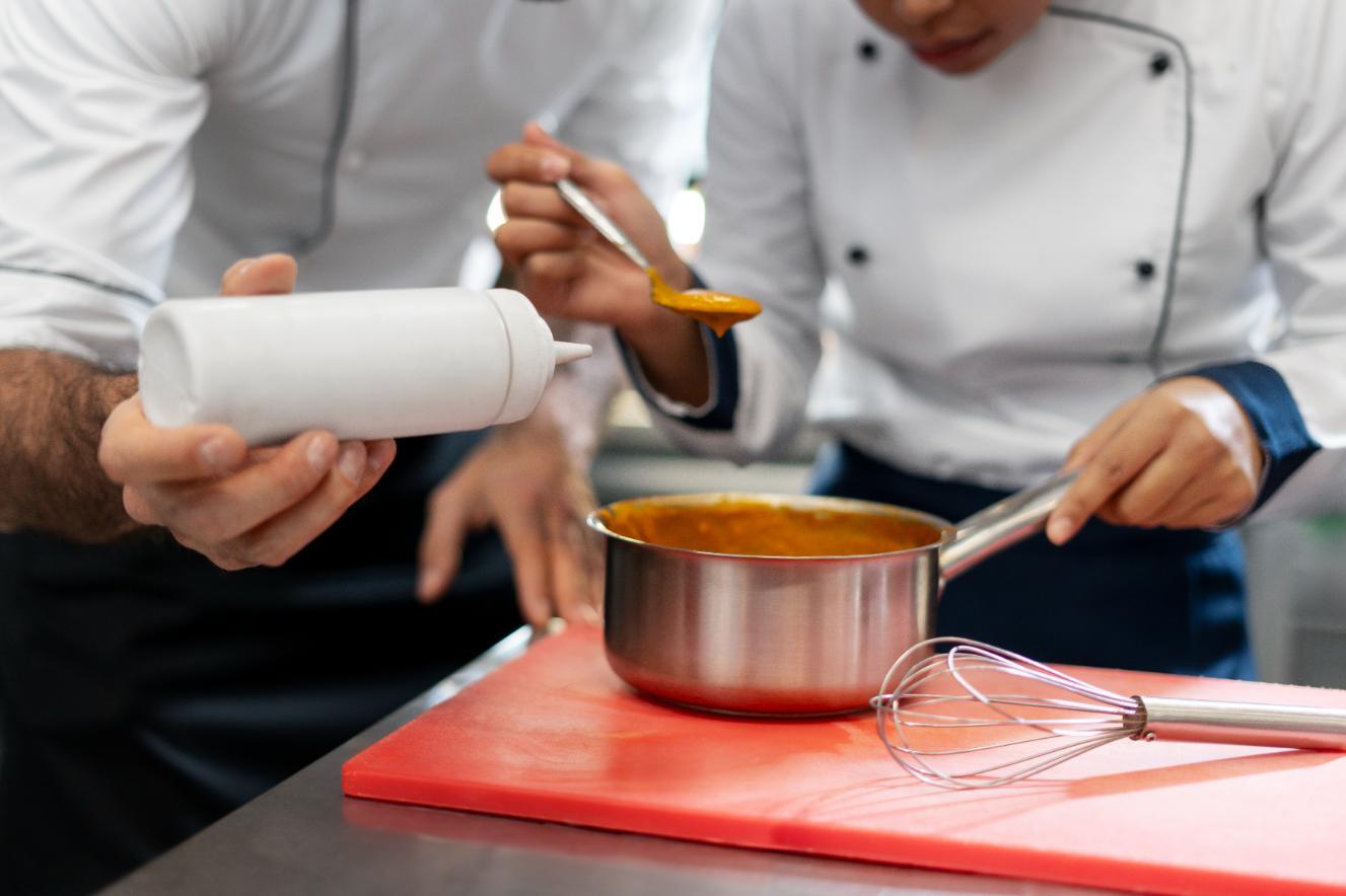 3. Bain marie profesional - doi bucatari, vas, masa