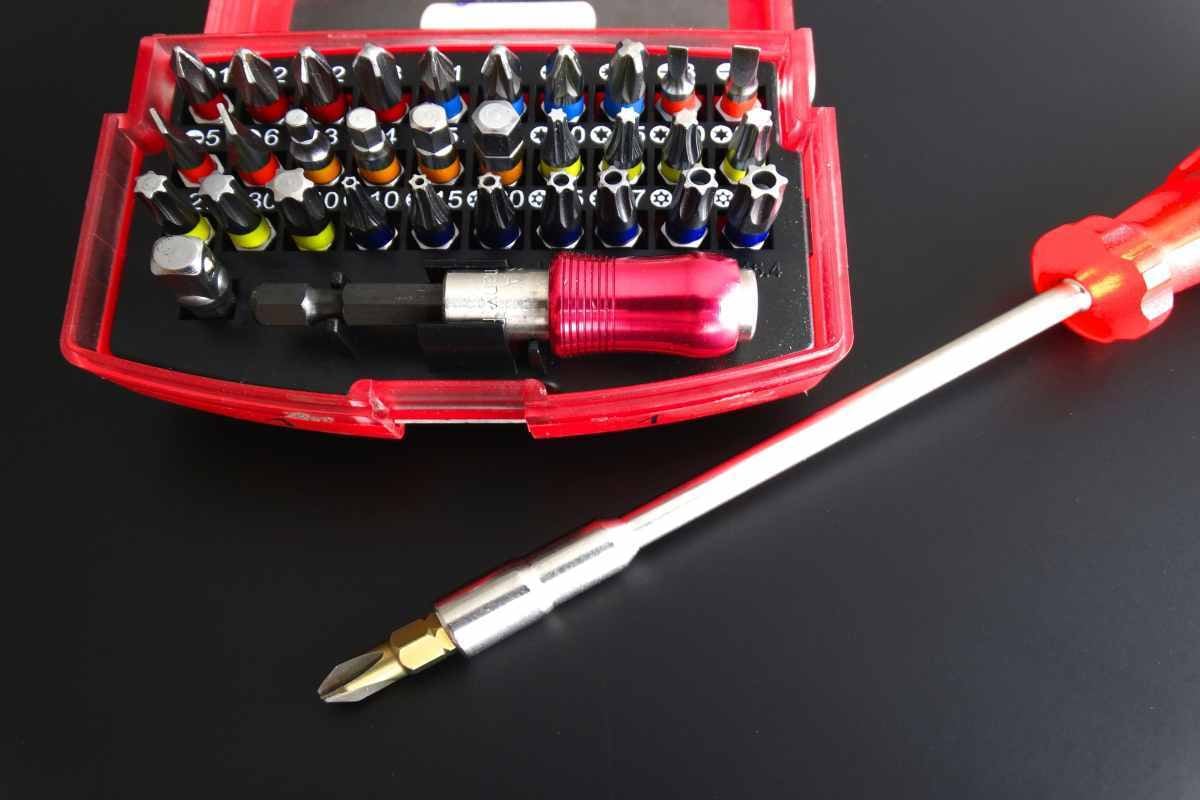 3. Surubelnita triunghi pentru aplicatii speciale_Trusa cu surubelnite