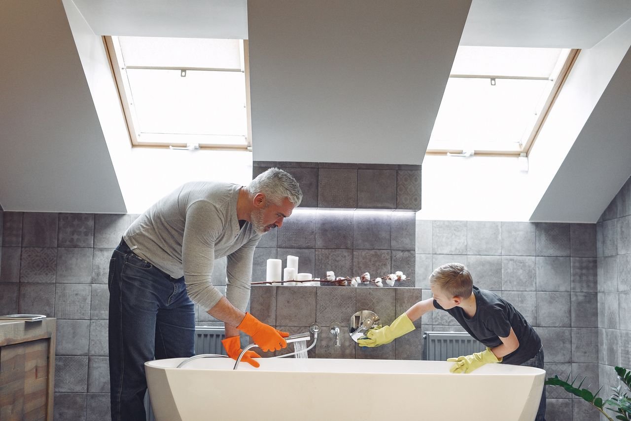 3. reconditionare cada fonta - cada, baie, barbat, baiat care fac curat