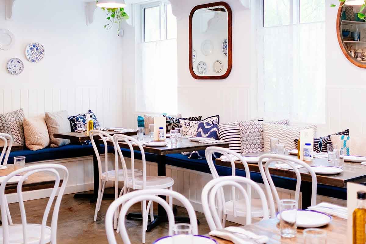 4. Amenajarea si dotarea restaurantului – restaurant grecesc, mobilier restaurant albastru