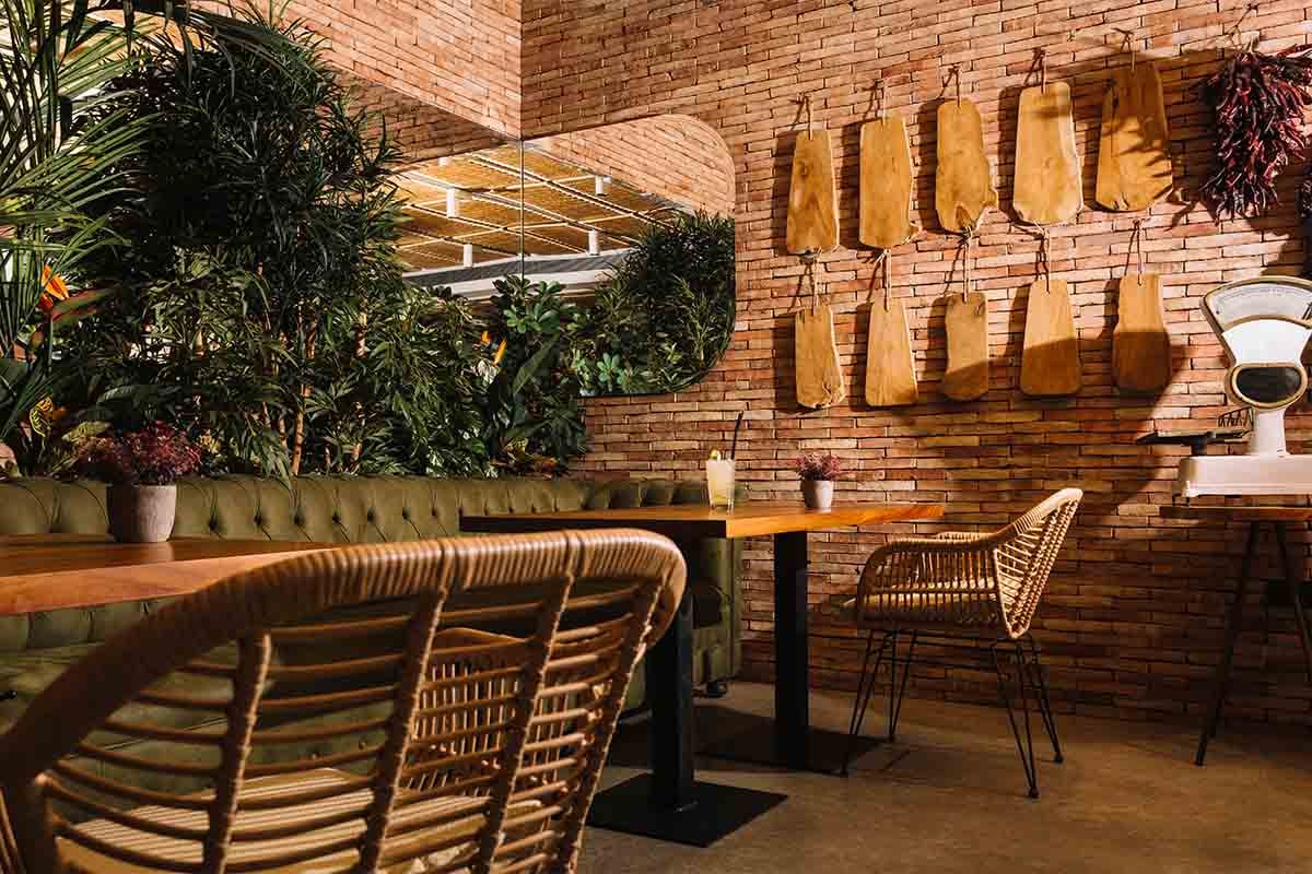 4. Amenajarea si dotarea restaurantului – restaurant rustic, mobilier lemn