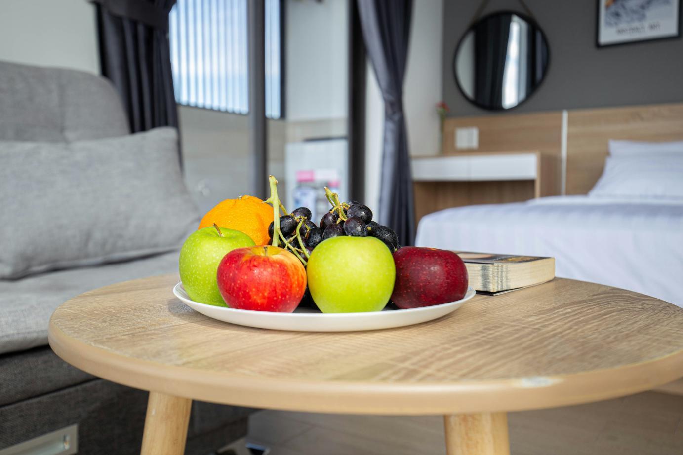 4. Self catering - camera de hotel, fructe
