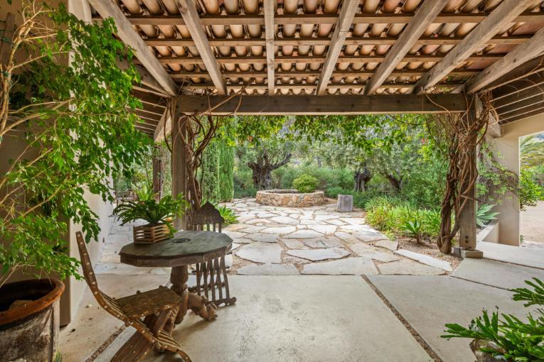5. Acoperis pergola lemn - pergola, acoperis cu tigla, scaune-1