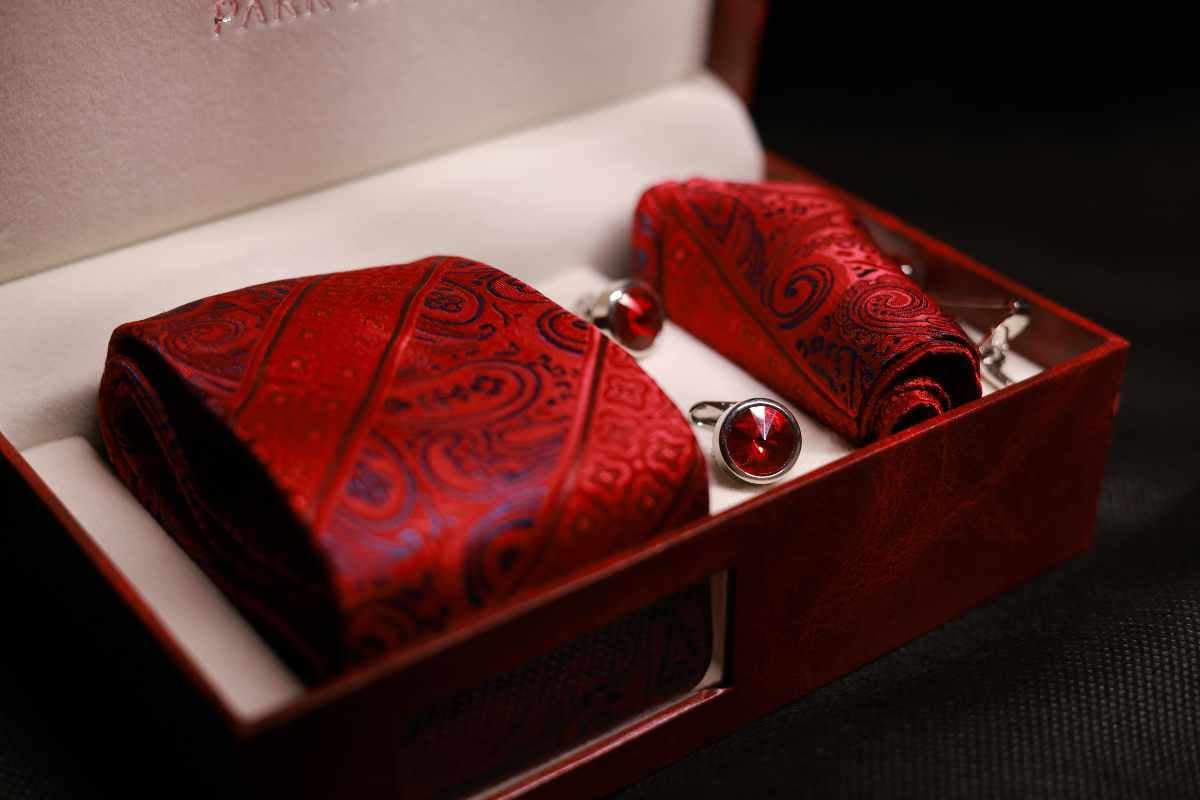 5. Cadouri pentru iubit - idei romantice si personale_Set cu cravata si butoniere, cadou