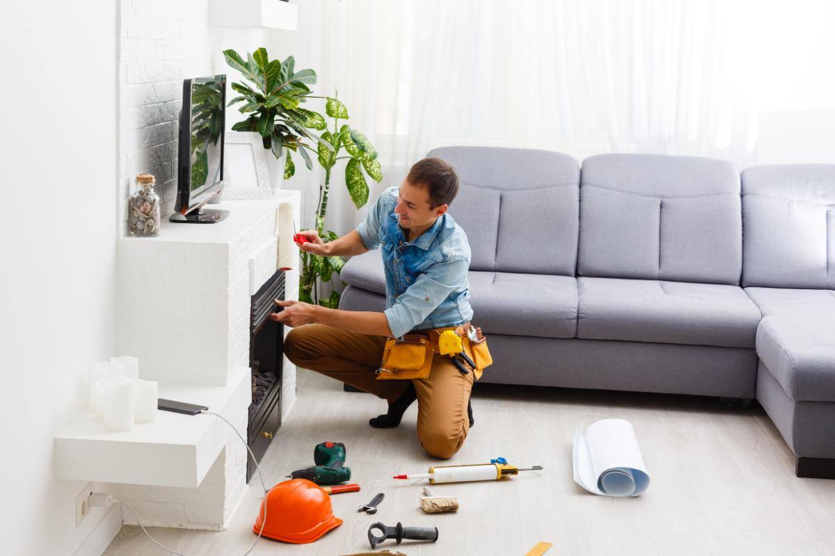 5. Montare semineu pe lemne - instalator, instrumente pentru tencuiala, canapea, plante, tv