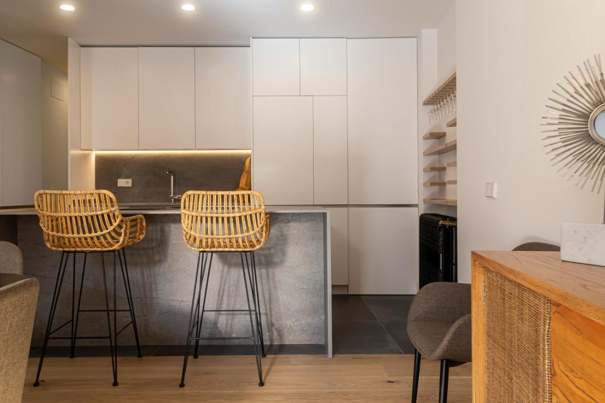 6. Bucatarii open space - bar, scaune, parchet, gresie neagra