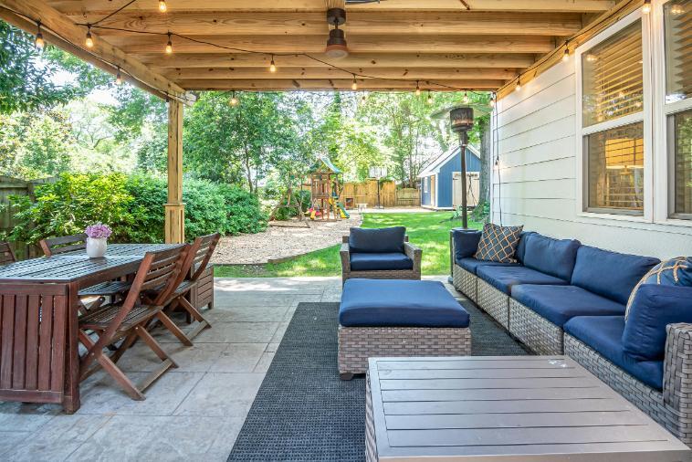 6. Pergola lemn gradina - canapea albastra, pergola din lemn, mobilier-1