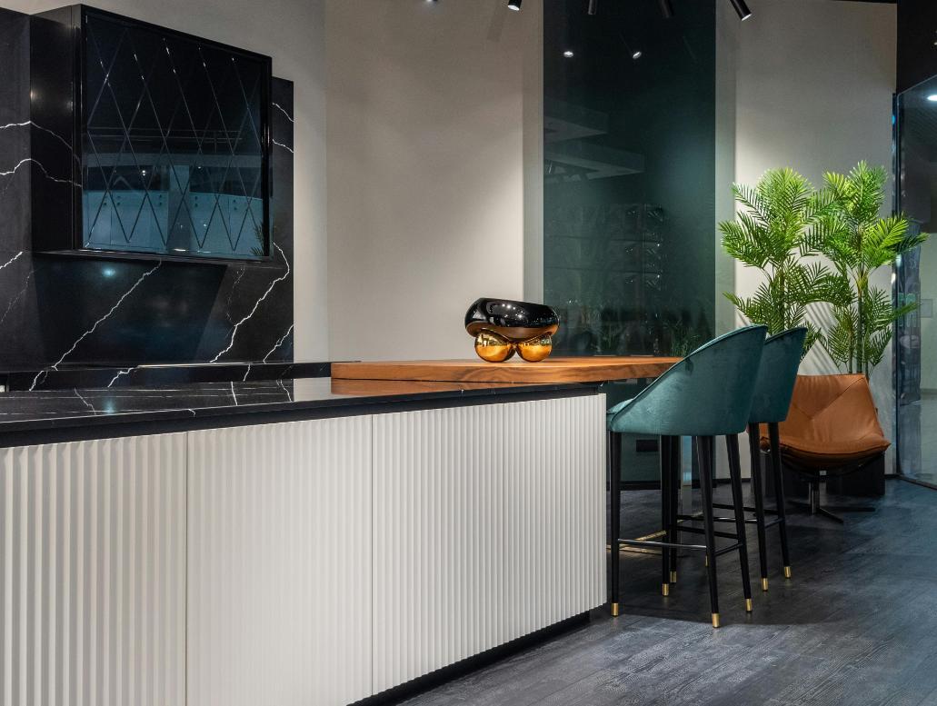 7. Bucatarii cu bar - doua scaune de bar, bar alb, planta