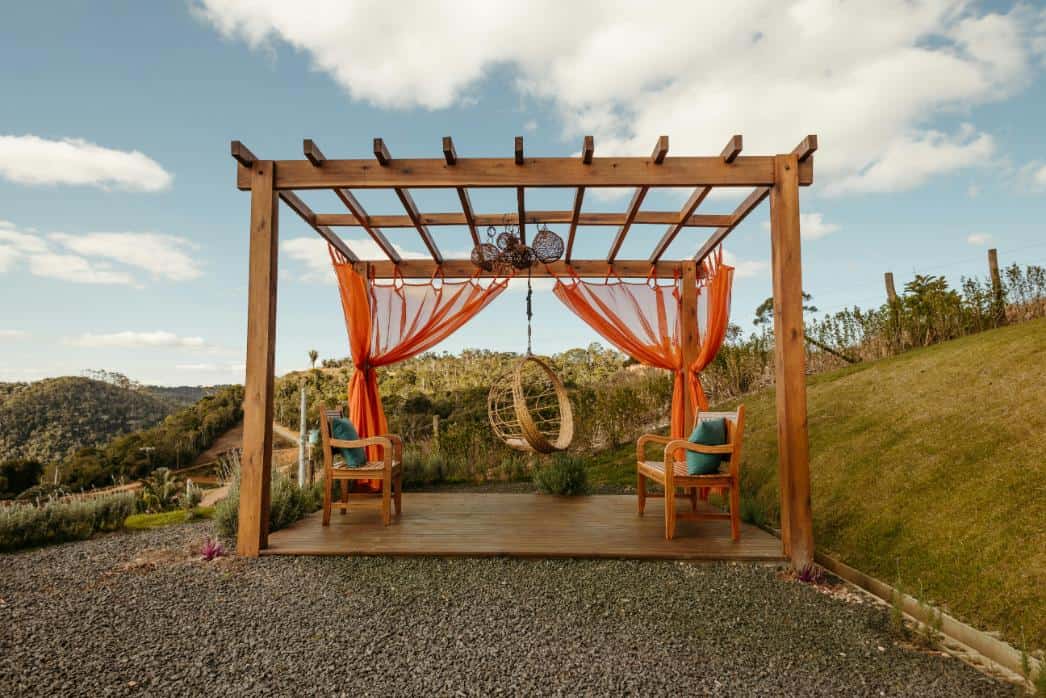 Constructie pergola din lemn - zona acoperita pentru gradina, cu utilitate si stil-1
