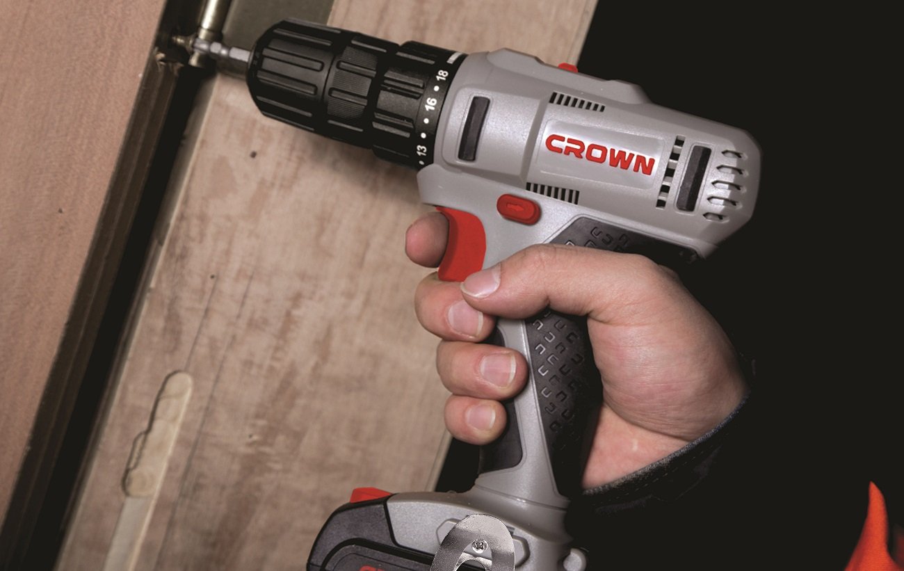 Cordless_drills_and_screwdrivers_03_in-use