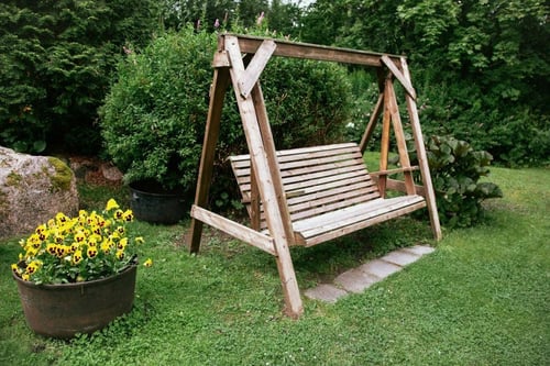 Cover -Constructie leagan din lemn in gradina Descopera cum poti crea un spatiu de relaxare in gradina ta!-1
