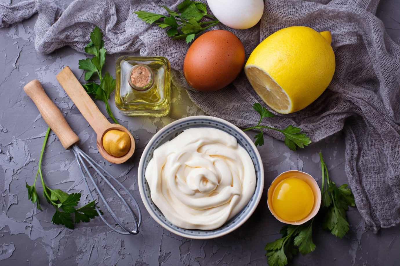 Maioneza de casa (bol cu maioneza de casa, ingrediente proaspete, tel)