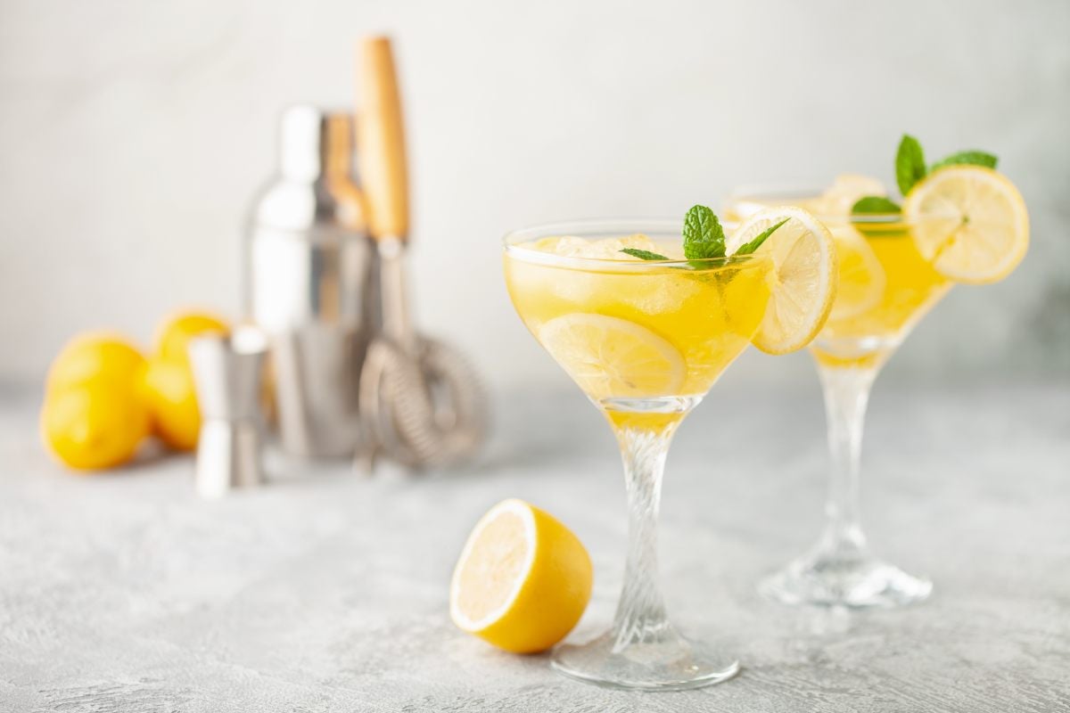 Poza de cover. Cum se face limonada - pasi_Limonada, limoncello, pahare, lamai, sticle, masa, decor