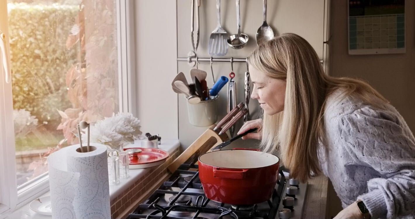 Slow cooking (femeie care gateste, oala pe foc, bucatarie cozy)