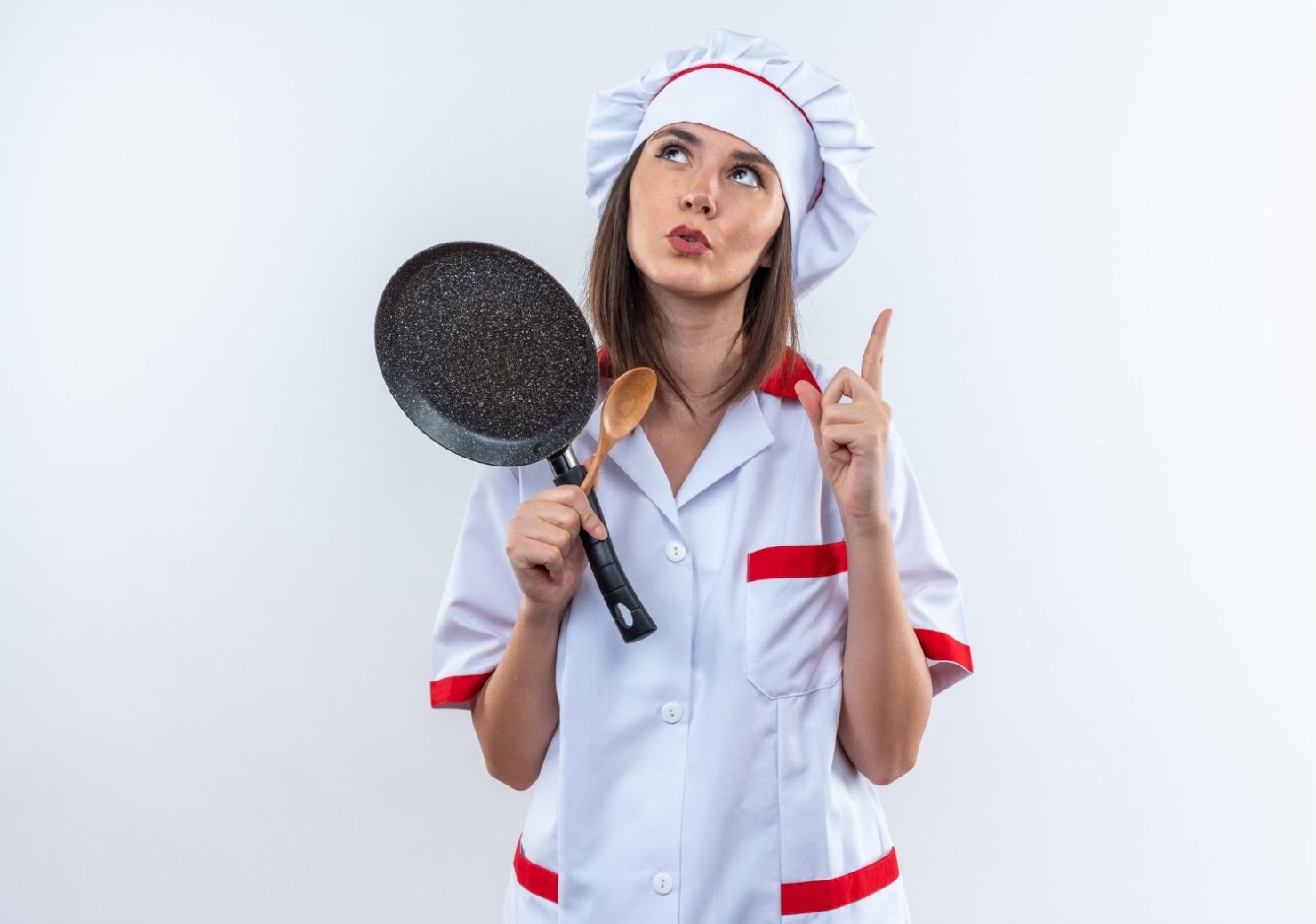 Tigaie ceramica vs. teflon (femeie care tine o tigaie in mana, bucatar, alegere)